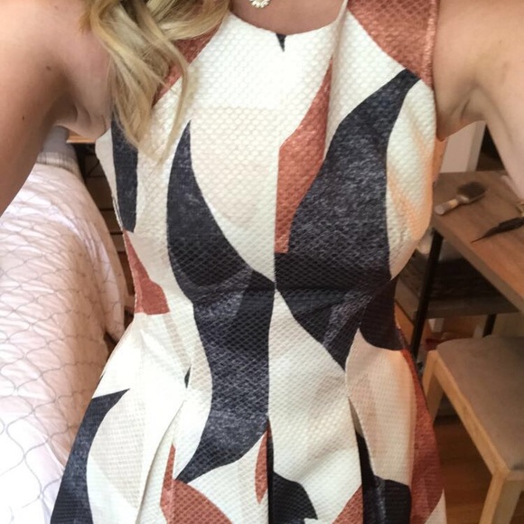 Textured and lined geometric neutral dress - Picture 2 of 8